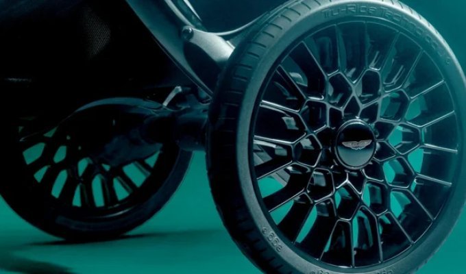 Aston Martin unveiled a $3,000 stroller with wheels inspired by the million-dollar supercar (2 photos)
