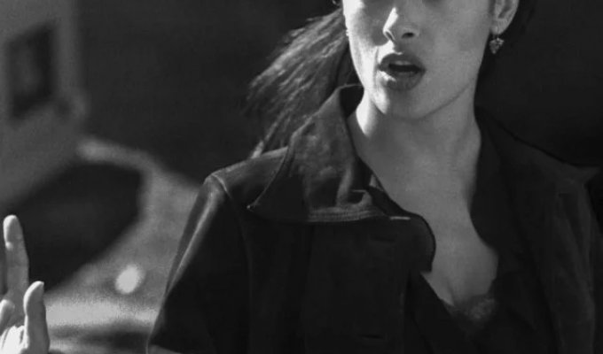 Salma Hayek reminded everyone of her striptease in the film "Dogma" in honor of the 25th anniversary of the film (2 photos + video)