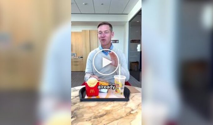 Глава McDonalds попытался съесть собственный бургер на камеру