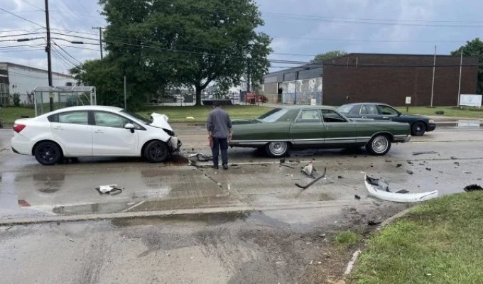 An accident that proves that cars used to be made to last for centuries (5 photos)