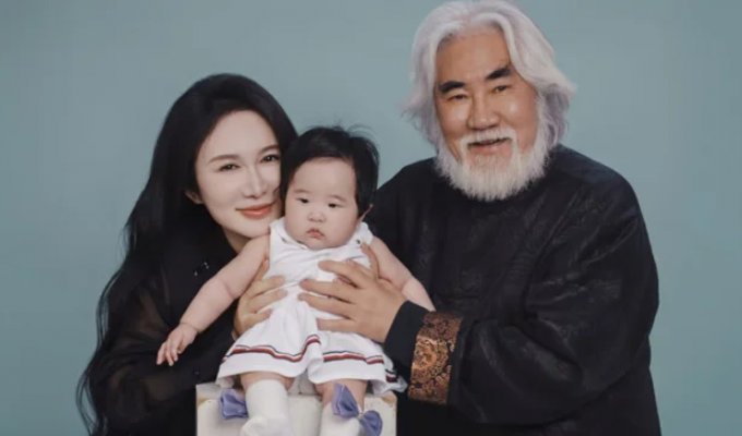 Позднее отцовство под огнём критики: китайцы высмеяли 74-летнего режиссёра (3 фото + 1 видео)