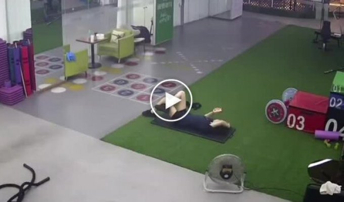 Девушка уснула в тренажерном зале