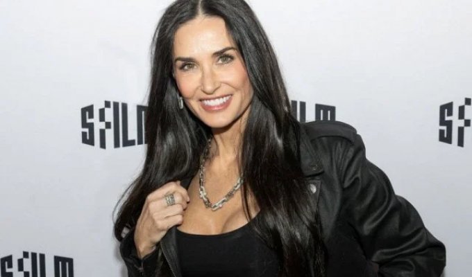 Demi Moore rocked a bob and appeared in a new look at a fashion show (3 photos + video)