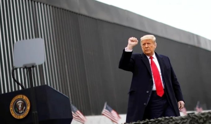 Trump decided to paint the wall on the border with Mexico black (1 photo + 1 video)