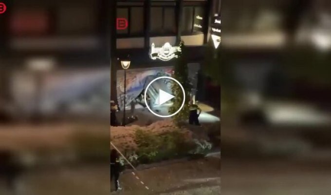 In Arnhem, three young Amsterdammers crashed a van into a jewelry store - and were immediately caught by the police