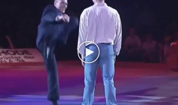 A roundhouse kick in elegant style: Van Damme's legendary splits in a suit