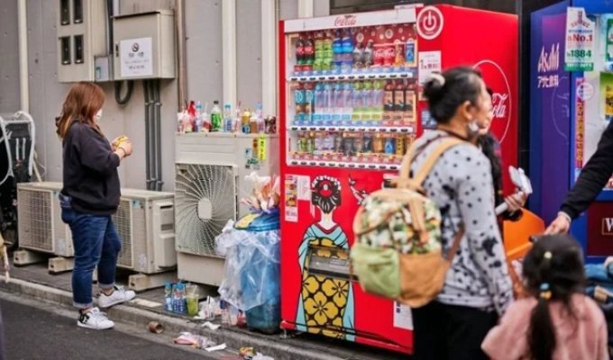 Japan is a model of cleanliness, so where are all the trash bins (10 photos)