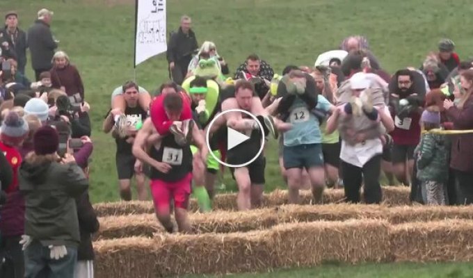 Финская пара выиграла бочку эля на соревнованиях по переносу жен в Великобритании  переносу жен