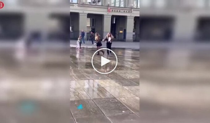 Бернский фонтан шутит с прохожими: струя воды попала прямо под юбку