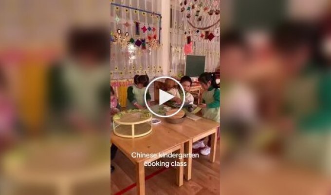 Кулінарний урок у китайському дитячому садочку