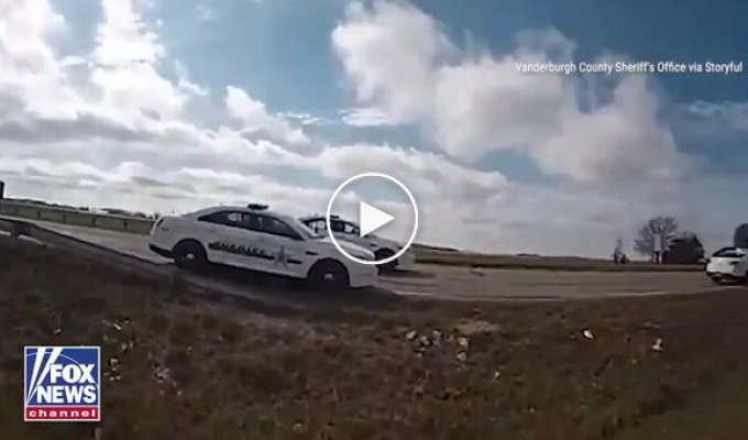 Чоловік вкрав вантажівку з пивом і протаранив поліцейську машину