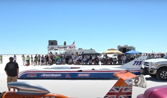Racer died while trying to break the speed record of 756.4 km / h (2 photos + 1 video)