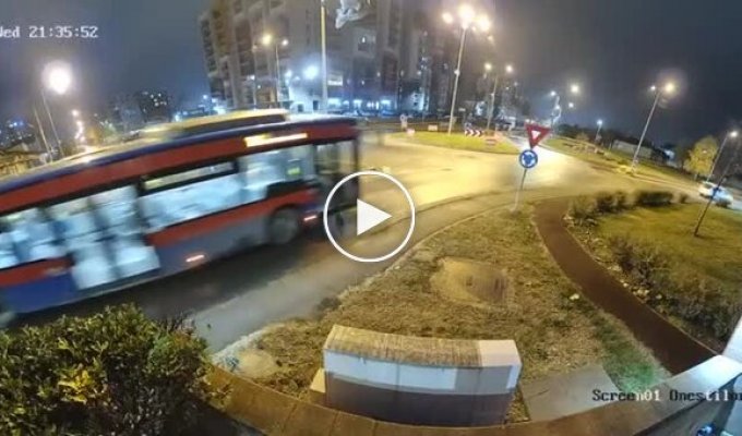 В Румынии легковушка перелетела через две машины и приземлилась на газон