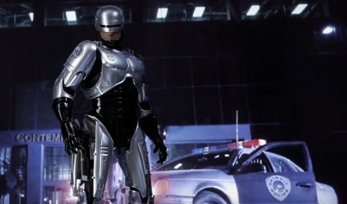 В Детройте установили статую Робокопа (3 фото + 1 видео)