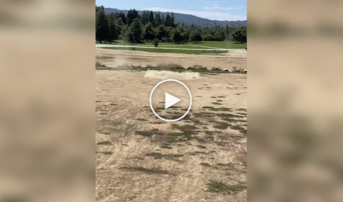 Машинка на игрушечном управление вернулась к хозяину