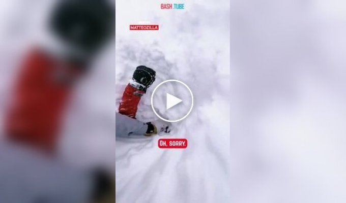 Лижник помітив руку, що стирчала зі снігу, і спас людини