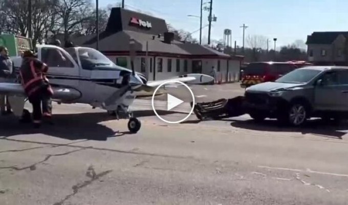 In the US, a plane hit cars during an emergency landing on the road