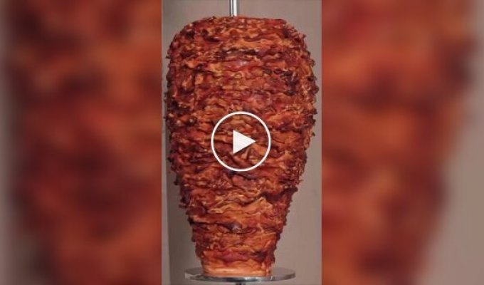 Кондитерская выпустила торт в виде вертела с мясом