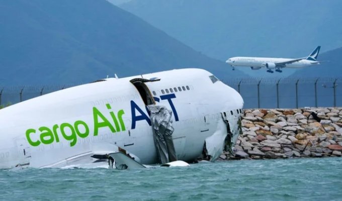 В Гонконге самолет столкнулся с автомобилем и выкатился в море (2 фото + 1 видео)