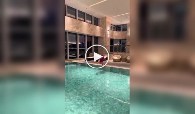 Спортсмен проплыл бассейн, не нарушая водной глади