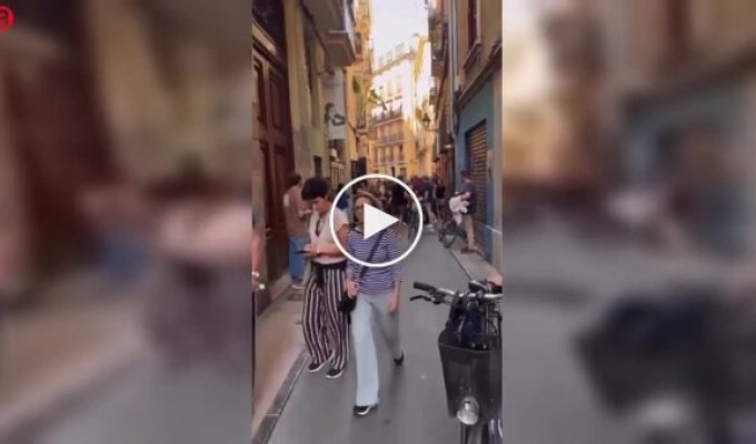 В Испании туристов освистали за езду на велосипедах в запрещенной зоне