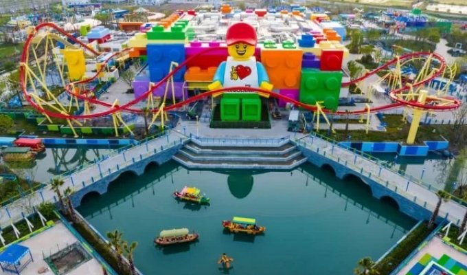 The world's largest Legoland was built in Shanghai (5 photos + video)