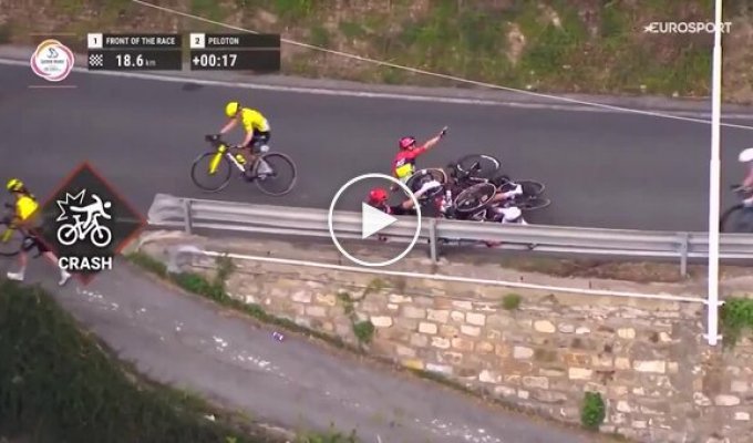 Велосипедистка впала з висоти кількох метрів під час гонки