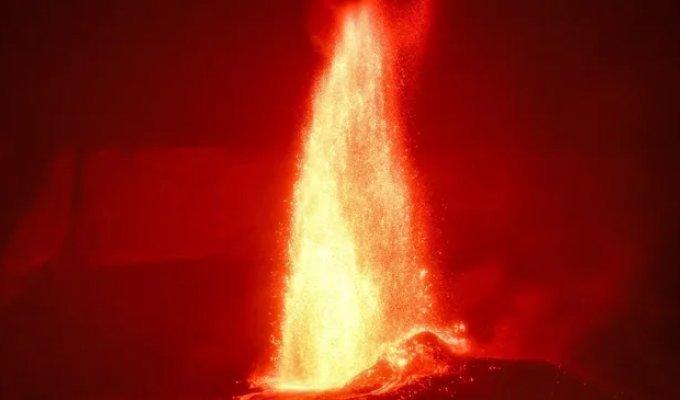 A spectacular eruption of the Kilauea volcano has begun in Hawaii (1 photo + 3 videos)