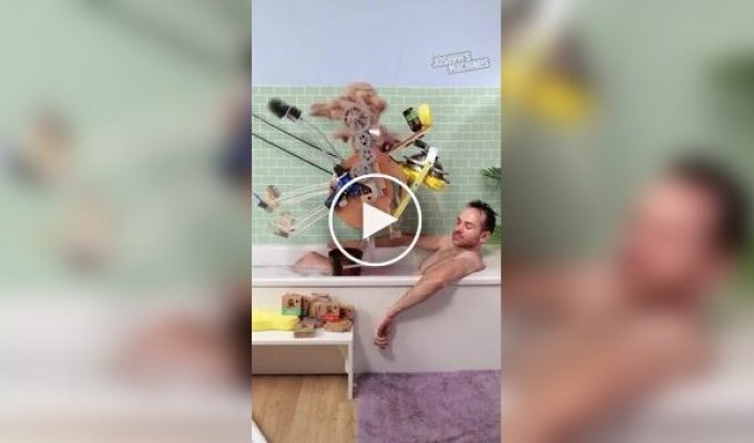 Enthusiast has assembled the most complex and unnecessary mechanism for washing a person
