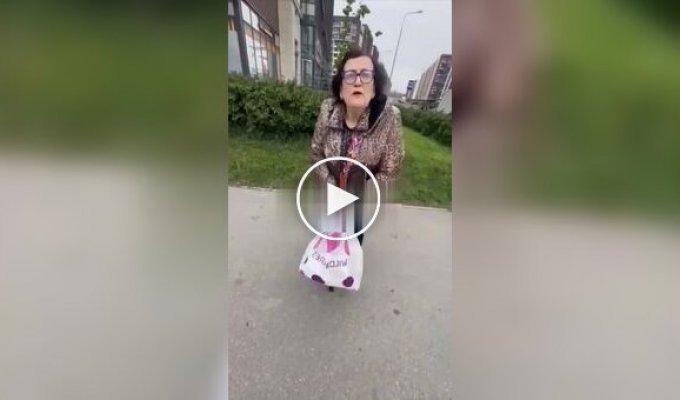 An elderly Russian woman hit a migrant from Central Asia with a stick