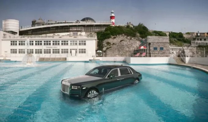 Rolls-Royce Phantom "drowned" in a pool in honor of the 100th anniversary of the model (4 photos)