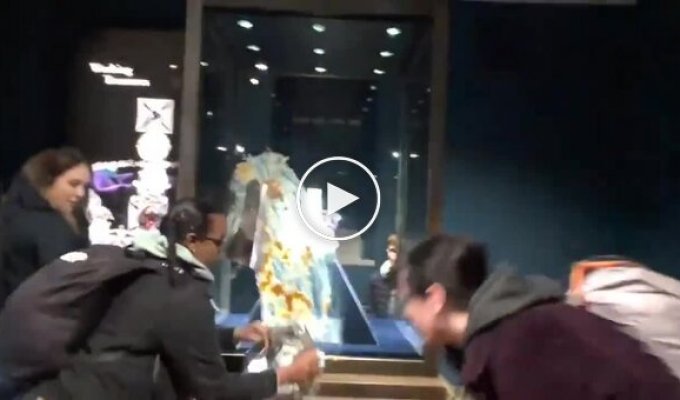 В Лондоне активисты забросали яблочным пирогом корону Британской империи