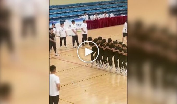 Школярі встановили рекорд зі стрибків зі скакалкою