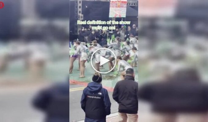 Танцоры на параде выступали прямо на конском навозе