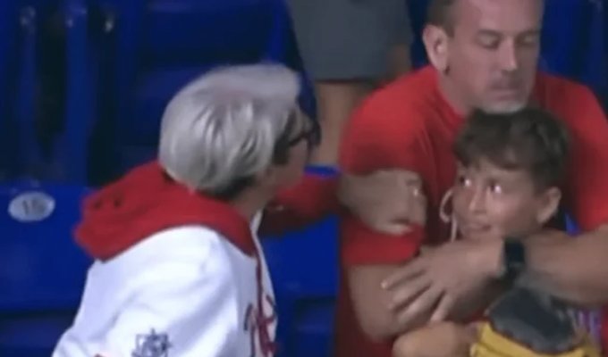 A man caught a ball for son, but he was taken away by an aggressive fan (3 photos + 2 videos)