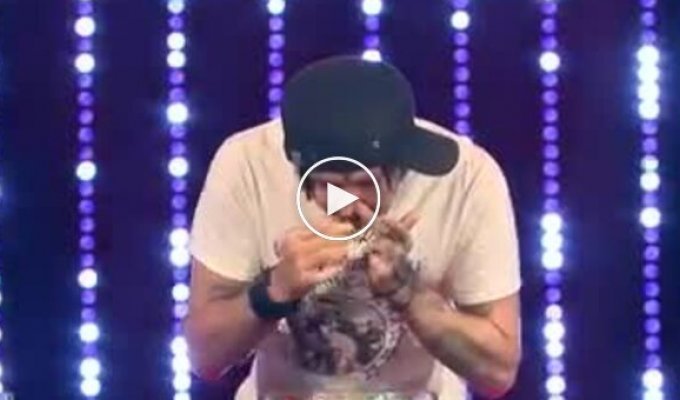 Хлопець за хвилину засунув 10 здутих повітряних кульок у ніс, витягнувши їх через рот