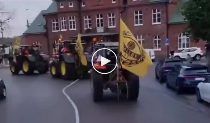 Новоиспеченные чемпионы Швеции по футболу проехались по родной деревне на автобусе. Рядом ехали болельщики на тракторах