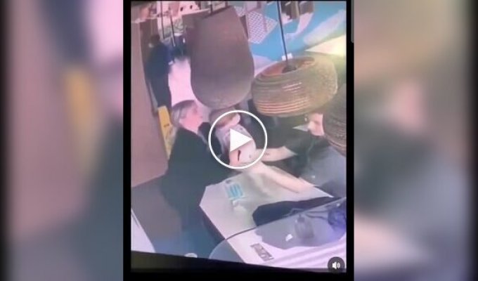 Обычная передача ребенка закончилась неожиданным ЧП с абажуром