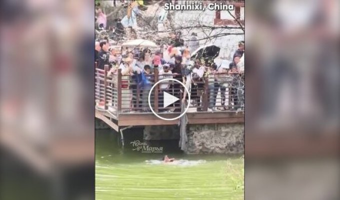 Швидка реакція врятувала життя: в Сіані очевидці допомогли жінці з дитиною вибратися з води