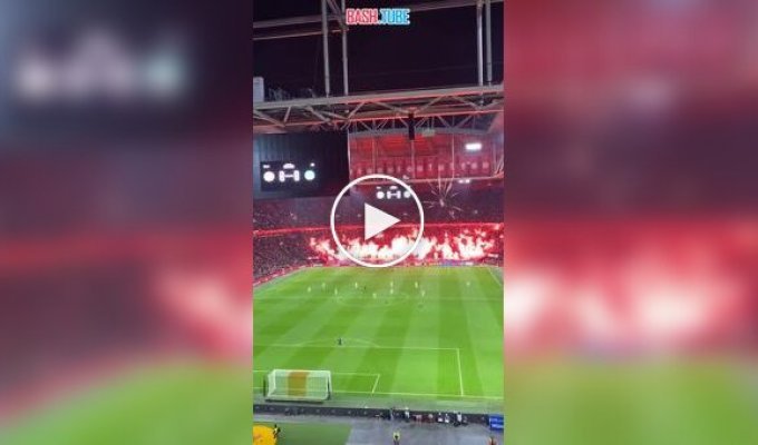 Сотни фейерверков и горящее поле: матч «Аякса» сорвали фанаты