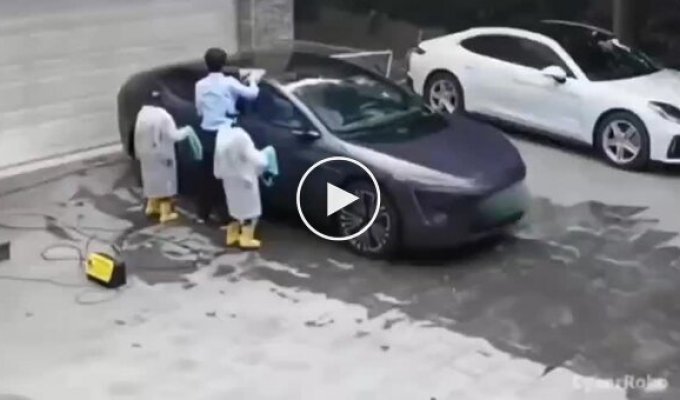 Robots wash a Chinese resident's car