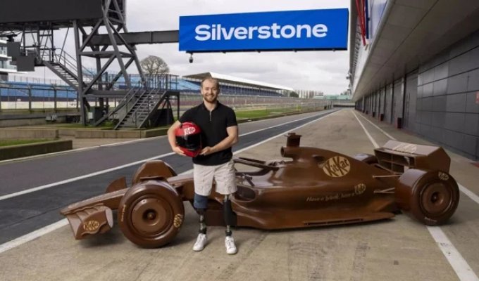 KitKat сделала болид Формулы-1 из шоколада в натуральную величину (1 фото)
