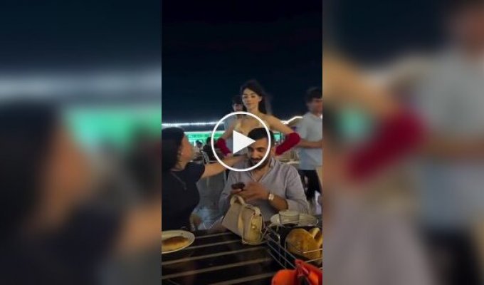 «Не смотри»: женщина закрывала спутнику глаза во время выступления танцовщицы