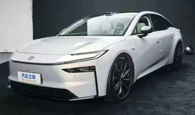 Toyota представила доступний електроседан із запасом ходу до 700 км.