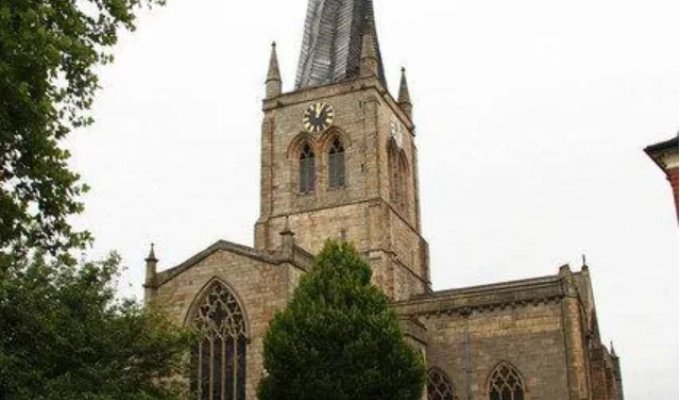 Кривой шпиль церкви в Честерфилде стал архитектурной загадкой (5 фото)