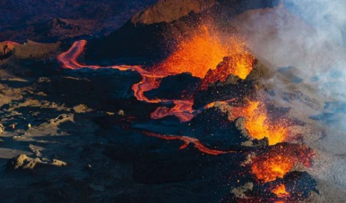 Stunning Volcanic Landscapes (3 photos)