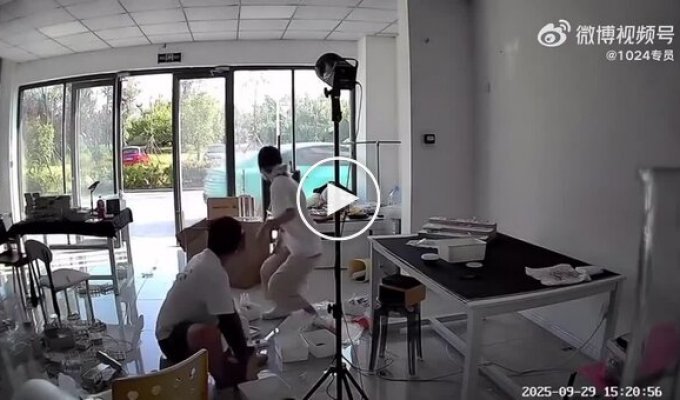 В Китае электрокар Xiaomi сам завелся и уехал от хозяина