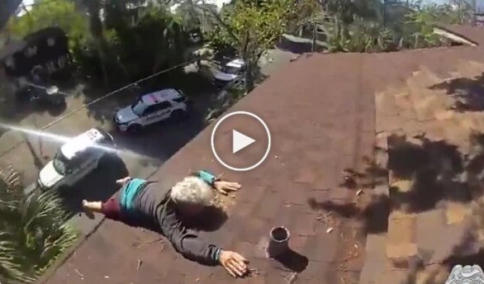 В Тампе полицейские спасли 86-летнего мужчину, повисшего на крыше дома