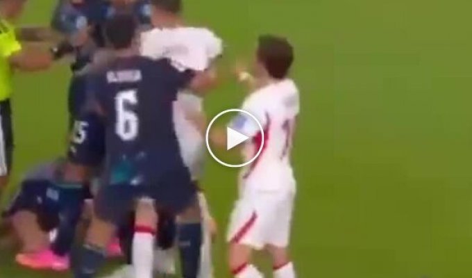 Футболист украл часы у судьи прямо посреди матча на Чемпионате мира по футболу