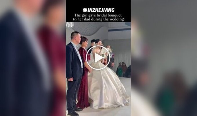 Невеста подарила отцу свадебный букет